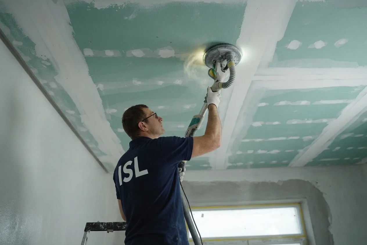 Ponçage d'un plafond isolant en plaques par ISL